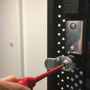 Palvelinkaapin tai seinäkaapin oven asentaminen