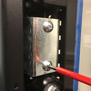 Säädä palvelinkaapin oven avautumissuuntaa