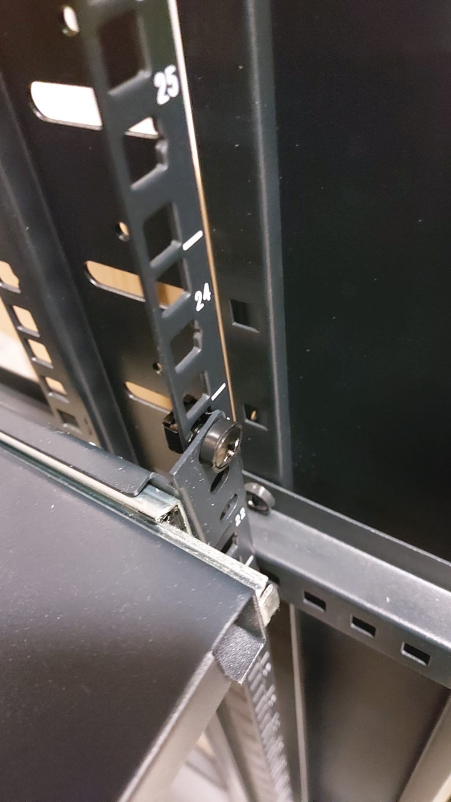 palvelinkaapin teleskooppikiskot
